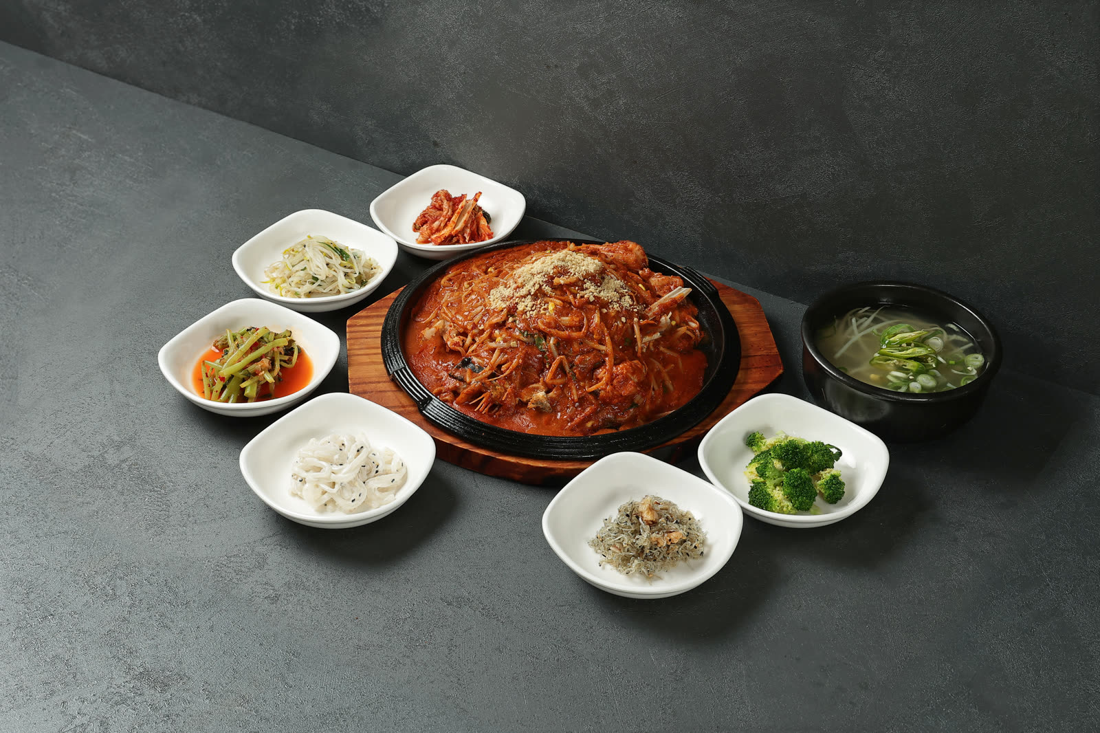 재진이네아구찜 동래본점 아구찜, 콩나물 위에 들깨가루가 듬뿍 올라간 매콤한 찜