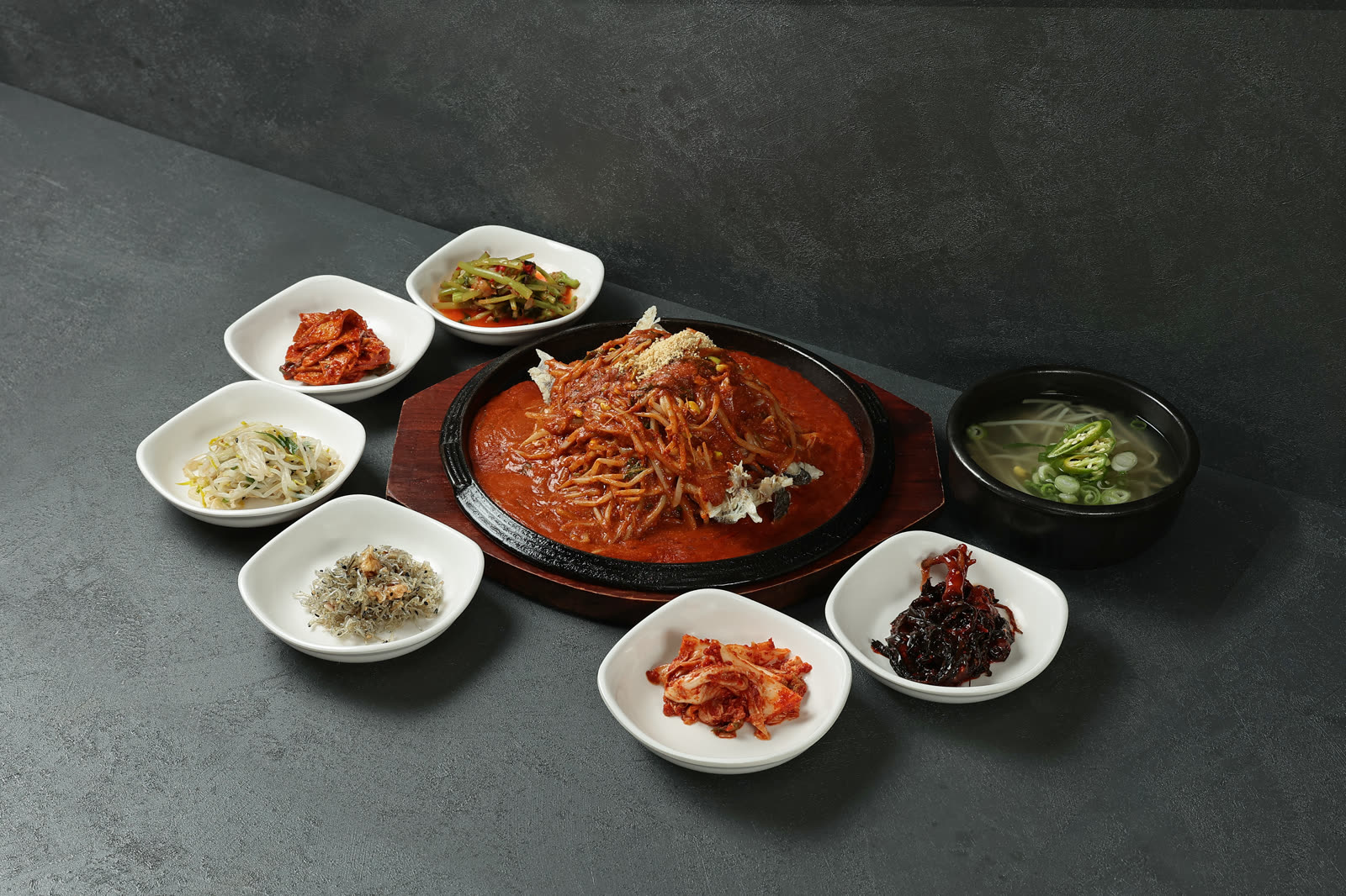 재진이네아구찜 동래본점 대구뽈찜, 콩나물과 들깨가루 아래로 큼직한 대구뽈살이 들어간 찜