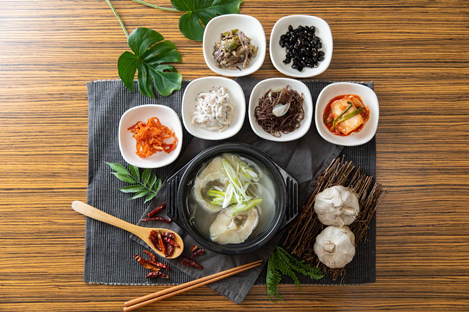 재진이네아구찜 동래본점 대구탕 영양솥밥 상차림, 맑은 대구탕과 반찬이 함께 차려진 모습