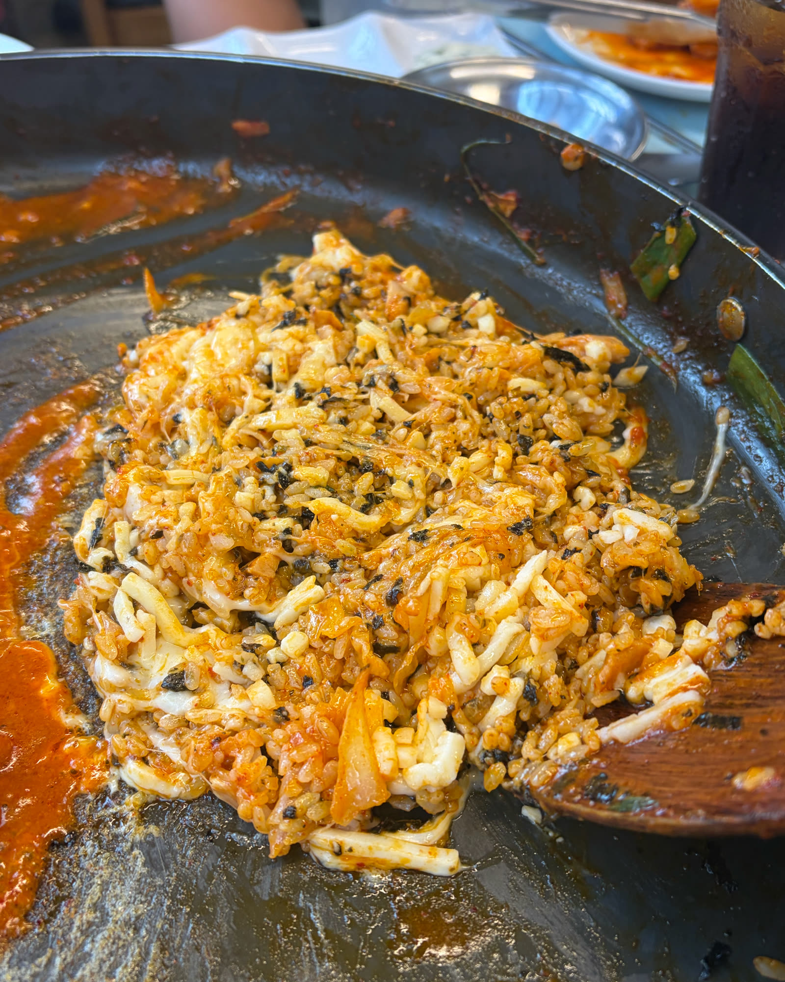 철판에 김가루와 함께 볶아지고 있는 풍장닭갈비의 볶음밥