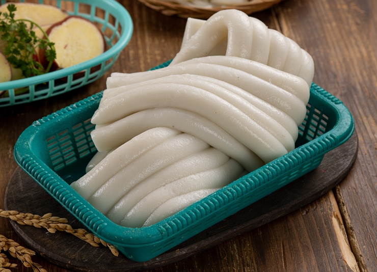 초록 바구니에 가지런히 담긴 풍장닭갈비의 직접 뽑은 가래떡