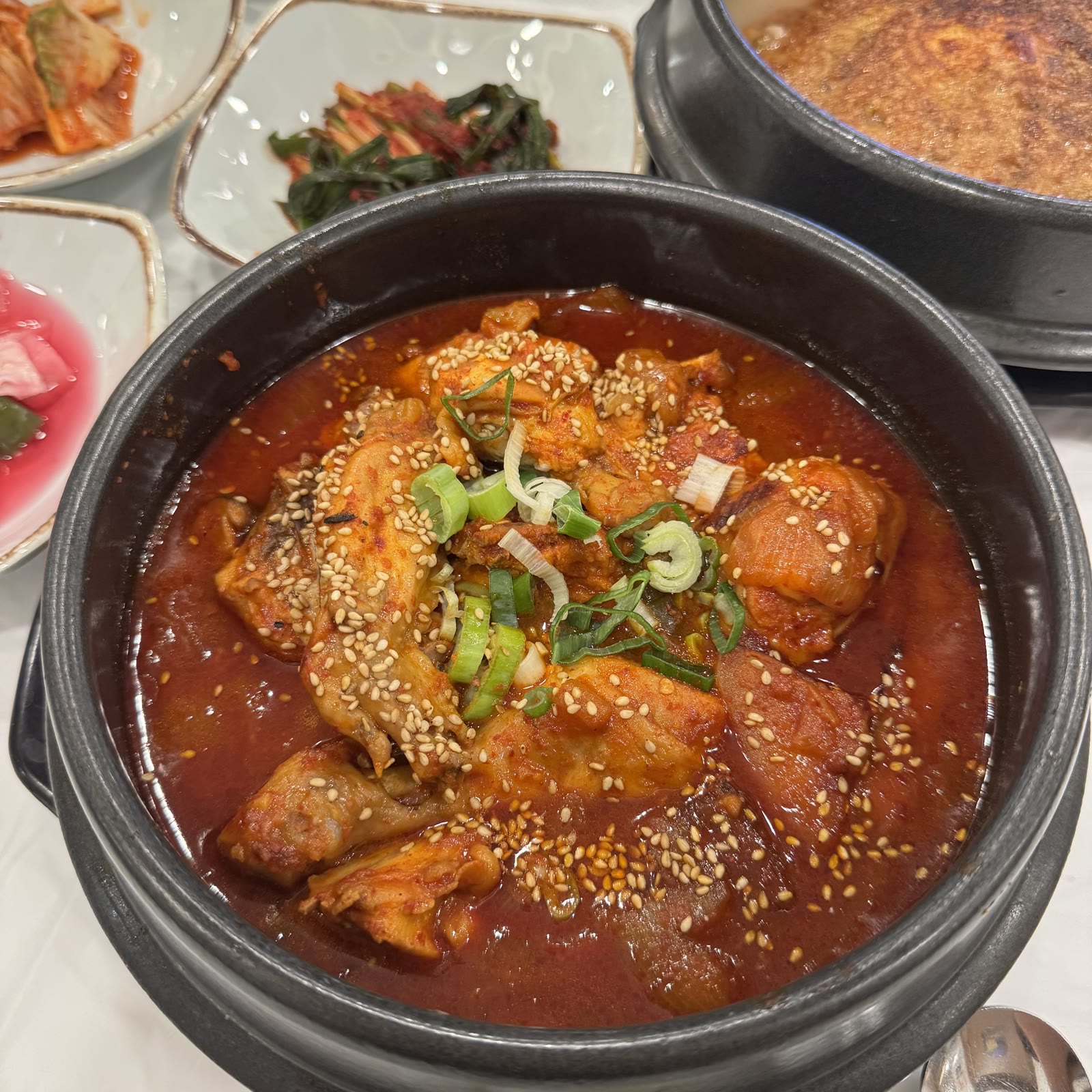 뚝배기닭볶음탕 위에 송송 썬 파와 깨가 듬뿍 올라간 모습