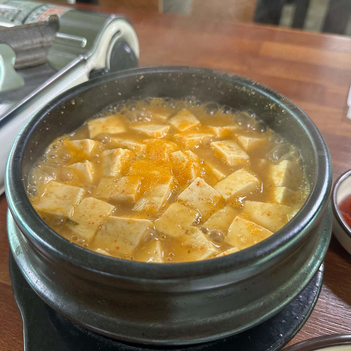 소이산두부촌 두부청국장 뚝배기, 깍둑썬 두부가 가득 들어간 모습