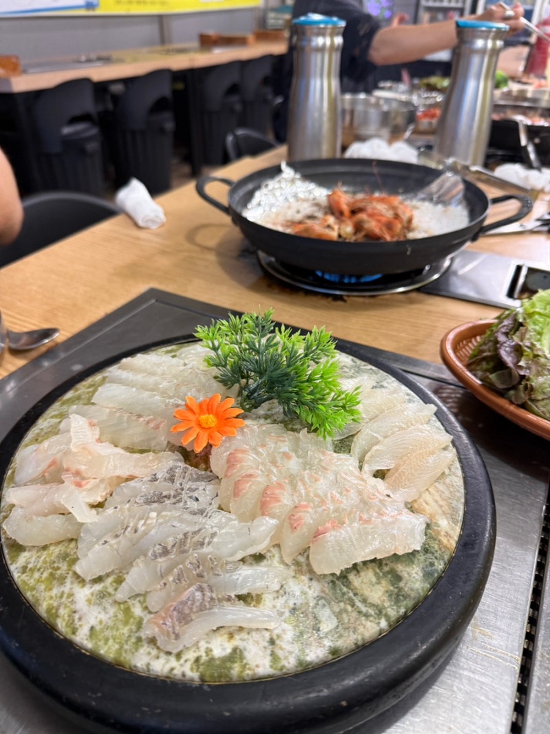 대부도 원조 11호 횟집 메뉴판, 코스와 활어회 가격이 적힌 안내판