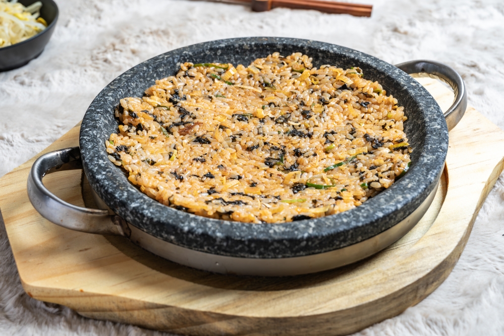대구 종로왕갈비찜 볶음밥, 갈비찜 양념에 볶아 돌판에 넓게 눌린 밥