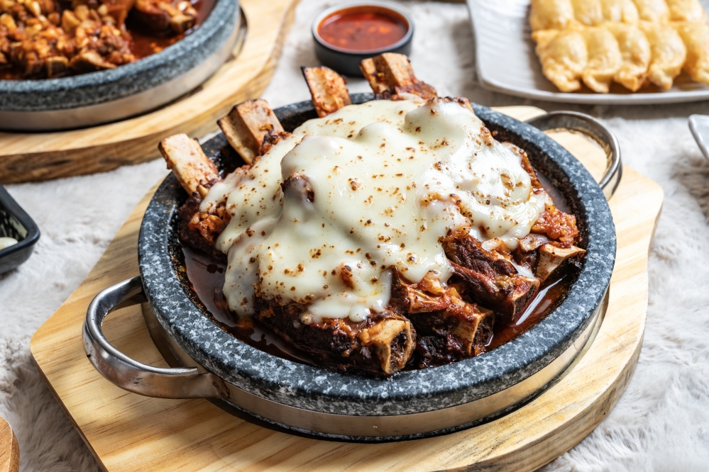 대구 종로왕갈비찜 치즈 소갈비찜, 매콤한 갈비찜 위에 모짜렐라 치즈가 녹아 덮인 돌판