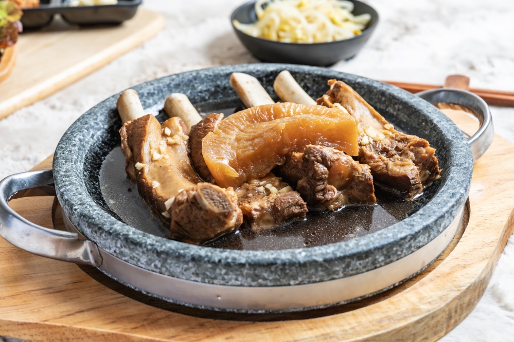 대구 종로왕갈비찜 간장 소갈비찜, 간장 양념에 조린 갈비와 무가 돌판에 담긴 모습