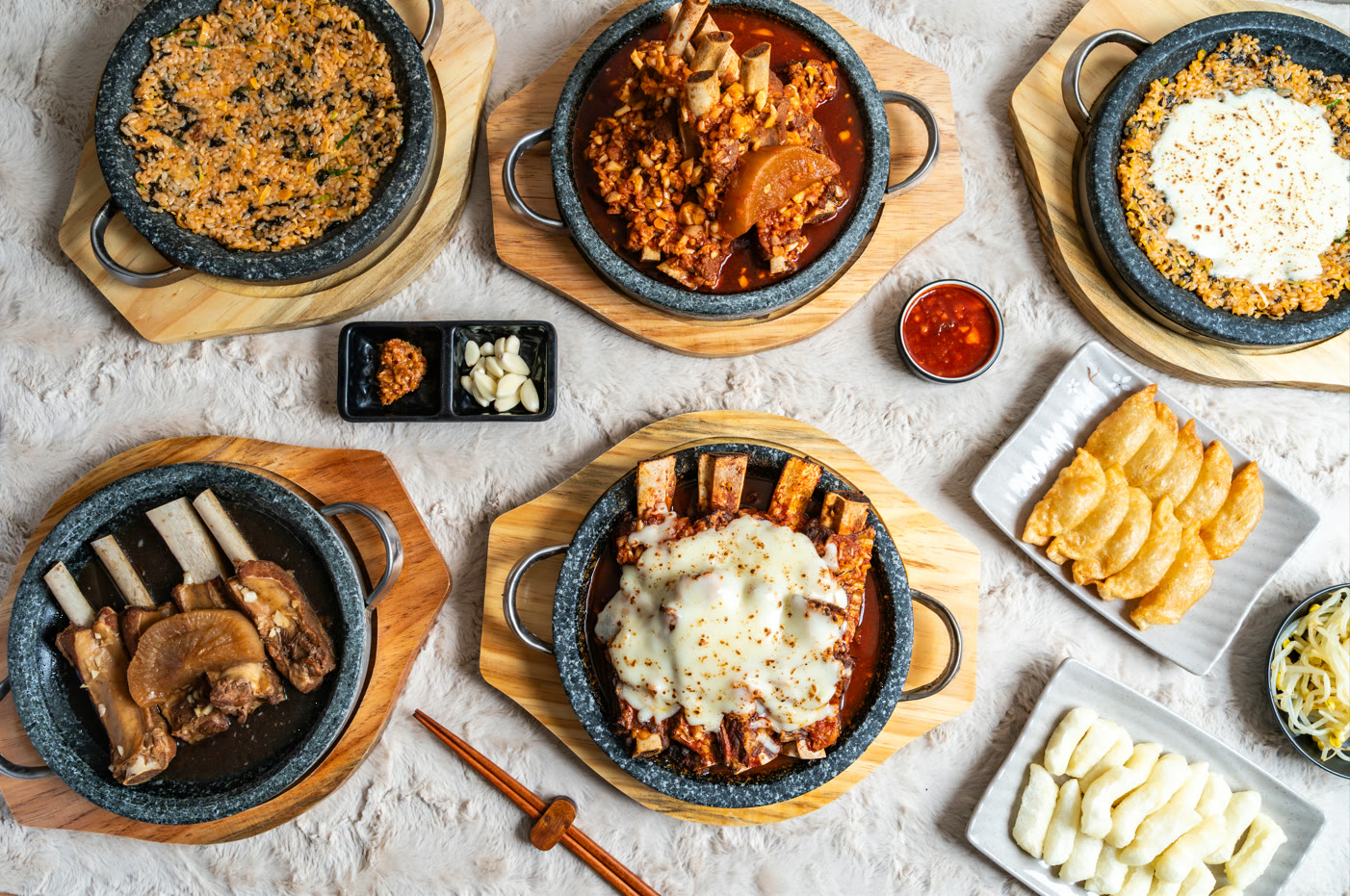 대구 종로왕갈비찜 전체 상차림, 갈비찜 세 종류와 볶음밥 튀김만두 떡이 한 상에 차려진 모습