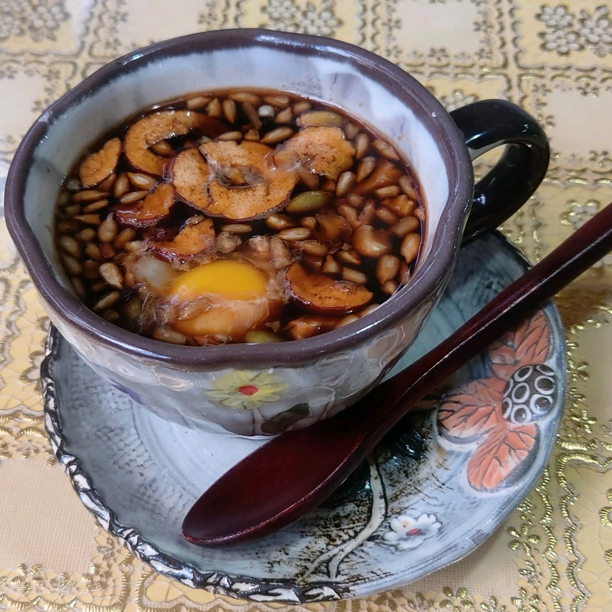 중앙다방 수제 쌍화차, 대추와 견과가 가득한 찻잔에 노른자가 띄워진 클로즈업