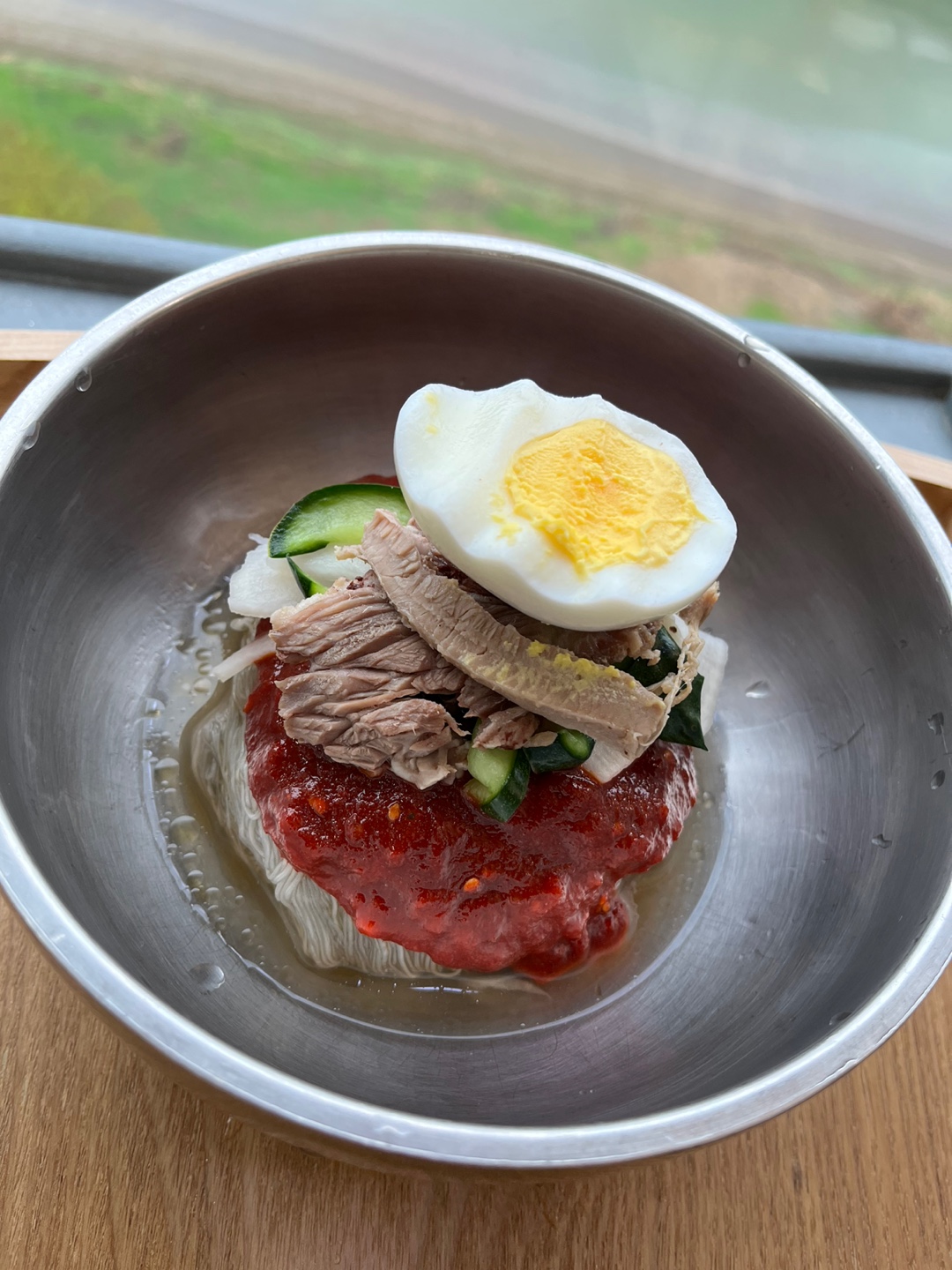 단양 다원 비빔냉면, 편육과 삶은 달걀이 올라간 함흥식 비빔냉면