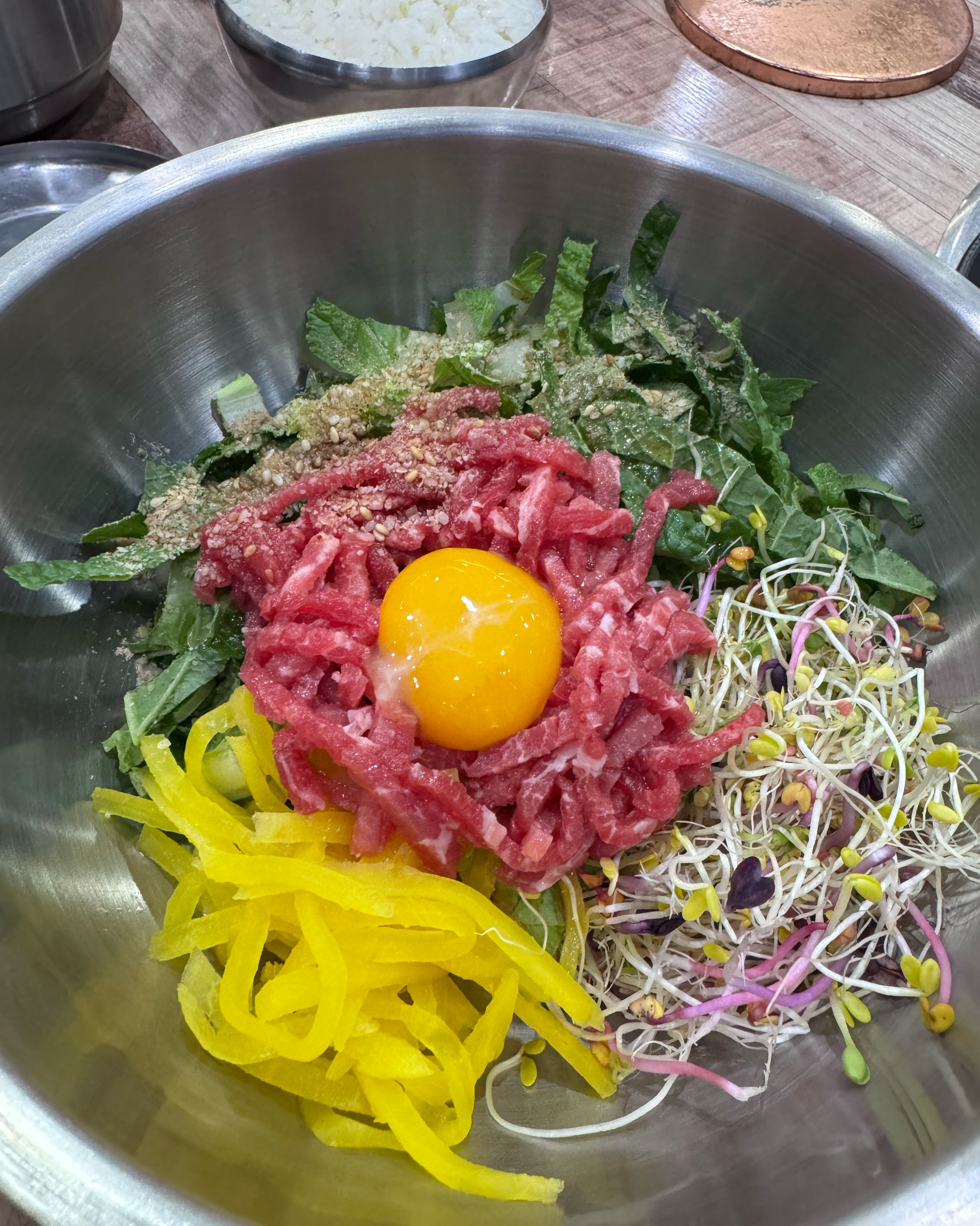 단양 다원 한우육회비빔밥, 스테인리스 그릇에 나물과 육회가 소복하게 올라간 모습