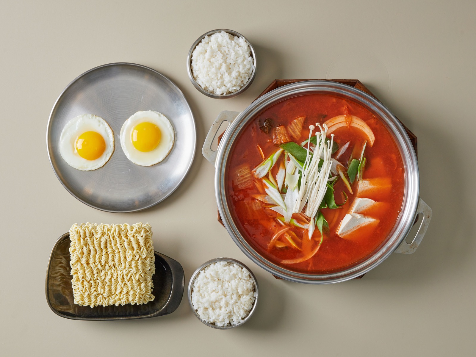 옥군 가산점 묵은지생돼지전골 2인세트, 라면사리와 공기밥 계란후라이 포함 상차림