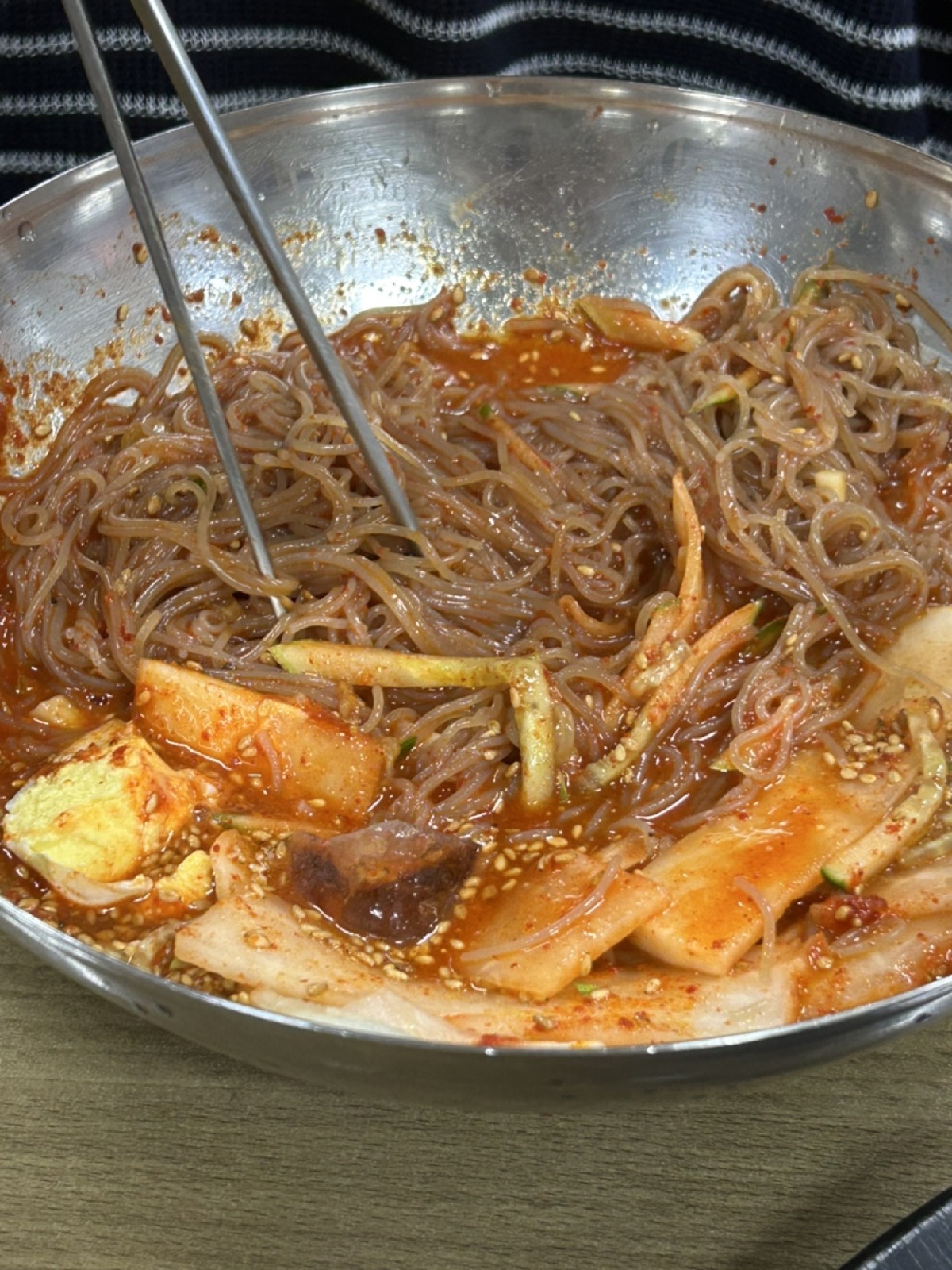 골목냉면 비빔냉면, 빨간 양념에 비벼진 면 위에 고명이 올라간 모습