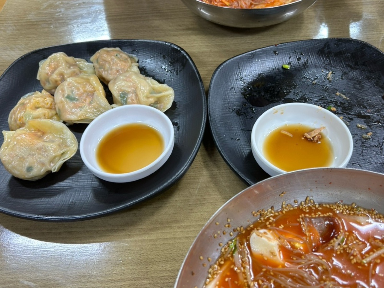 골목냉면 냉면과 만두 한 상, 둘이 가면 딱 좋은 구성
