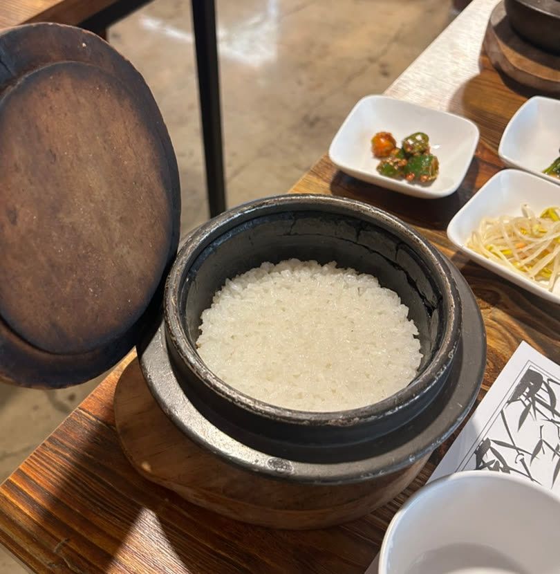 상궁전 돌솥밥, 나무 뚜껑을 연 돌솥에 흰쌀밥이 윤기 있게 지어진 모습