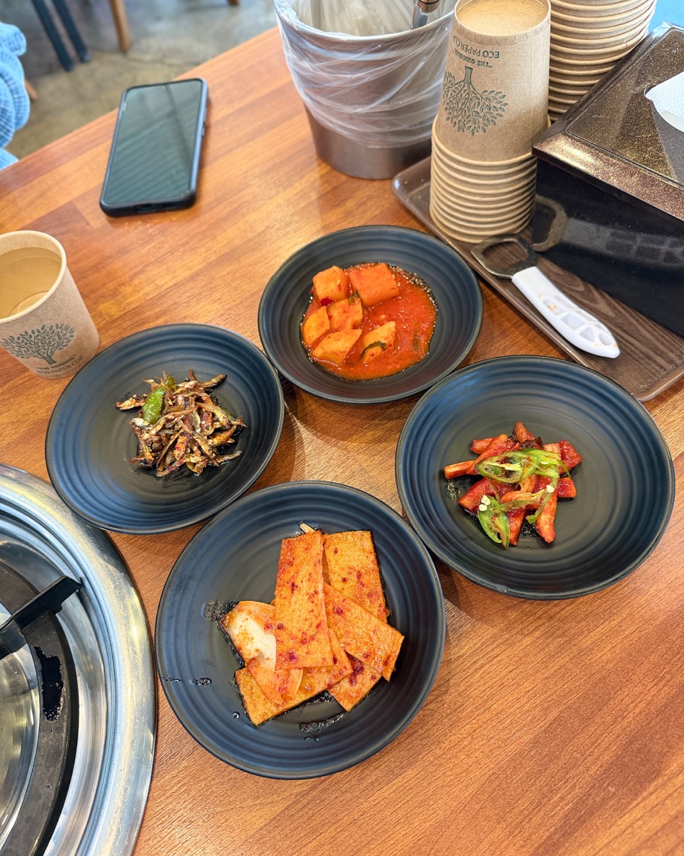 셀프 리필이 가능한 기본 반찬