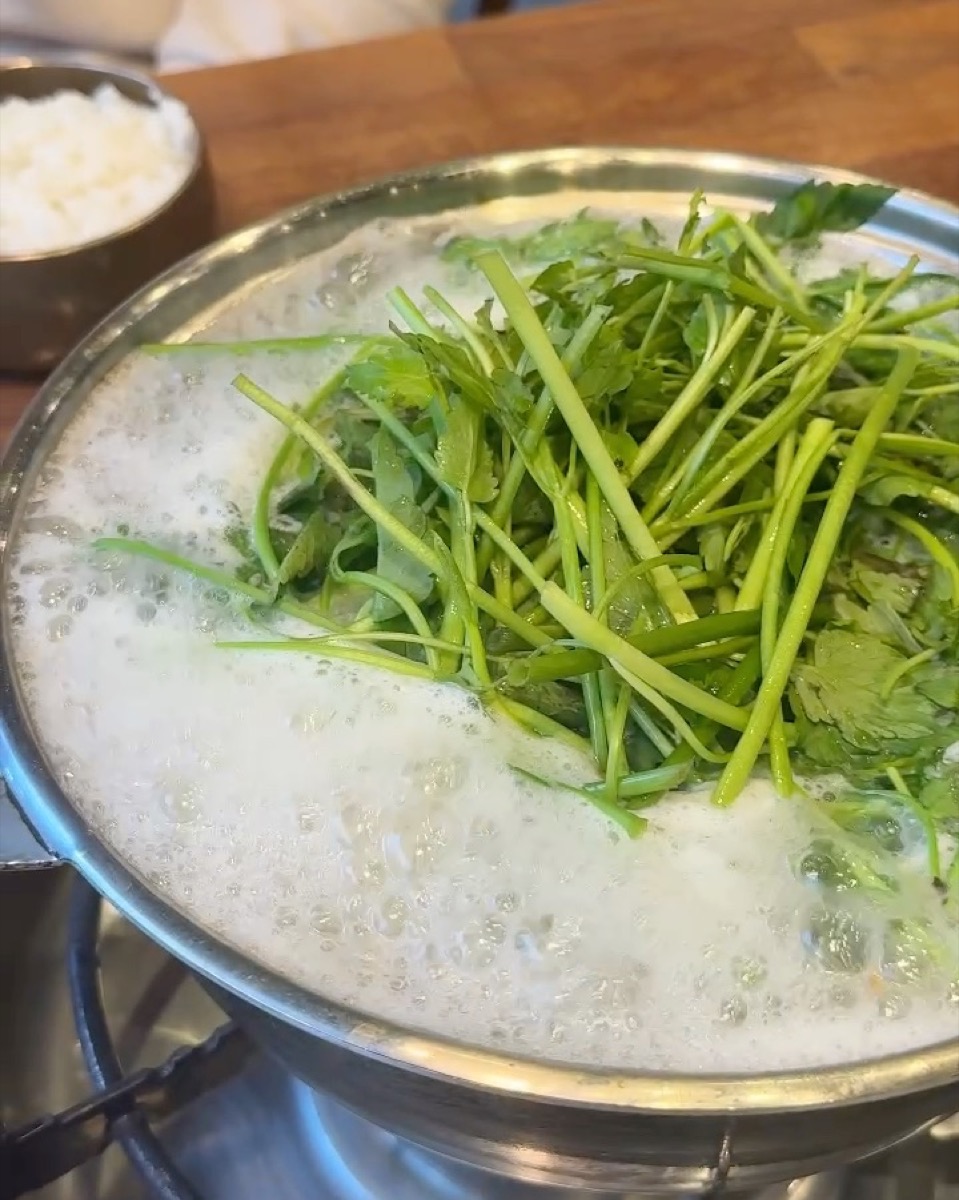 보글보글 끓고 있는 동태탕 국물