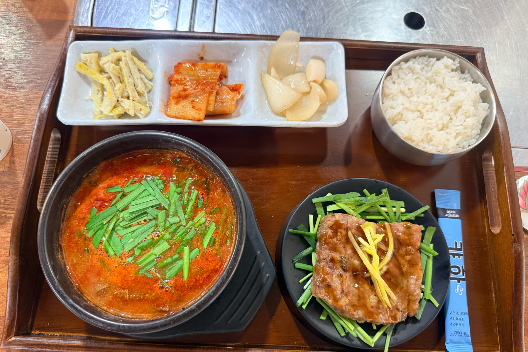장어떡갈비·장어탕 정식 트레이, 부추 올린 장어탕 뚝배기와 떡갈비 접시, 반찬 세 가지와 공기밥