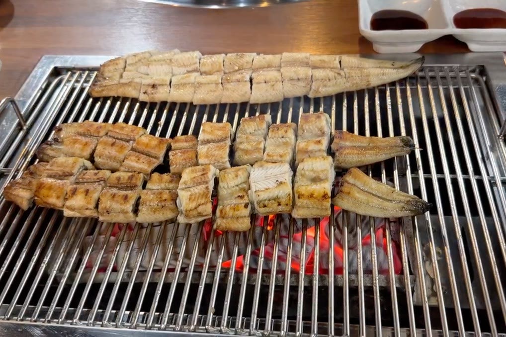 참숯 화로 위에서 익어가는 통장어 두 마리