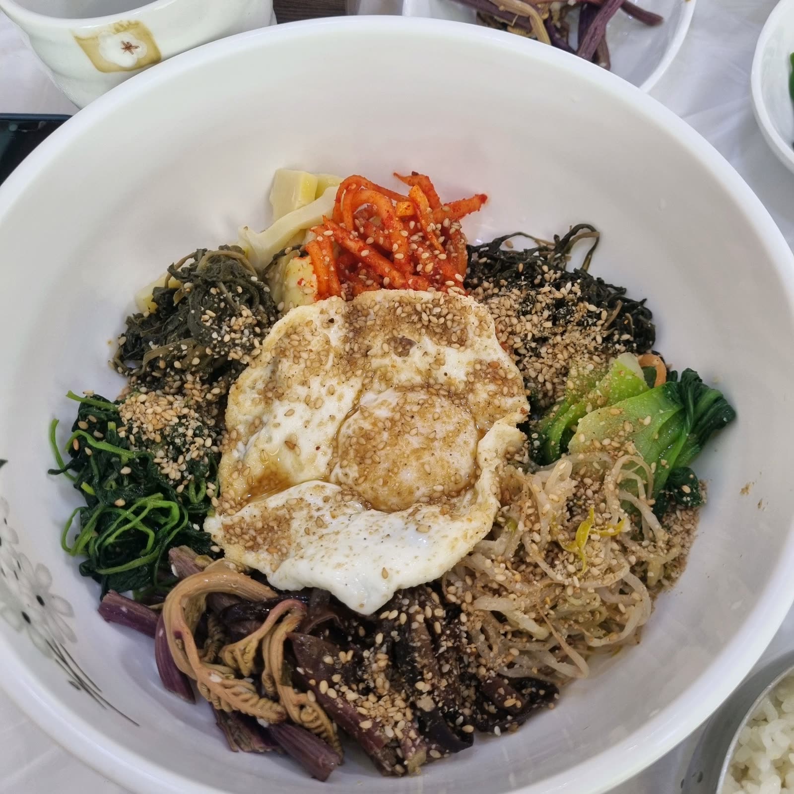 만남가든 산채비빔밥, 각종 산나물과 계란프라이가 올라간 그릇