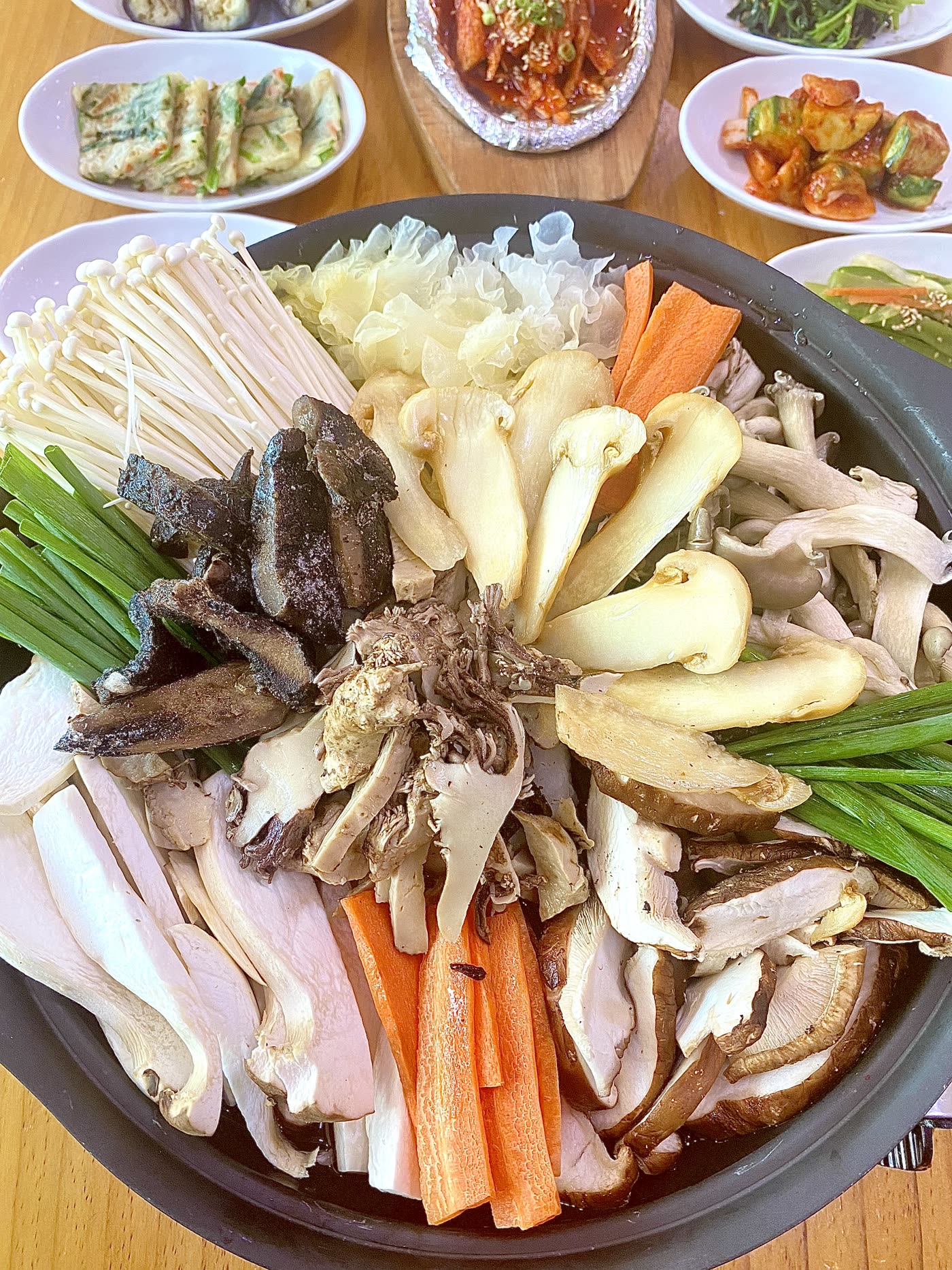 끓이기 전 송이버섯전골, 각종 생버섯이 부챗살 모양으로 수북하게 쌓인 냄비