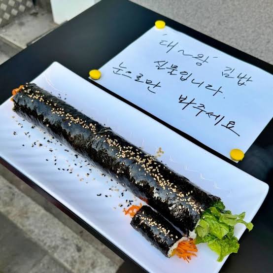 해운대바다김밥 39cm 대왕 김밥 통째로 나온 모습과 상품 안내문