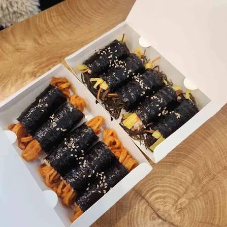 해운대바다김밥 병아리김밥 포장 박스, 한입 크기로 잘린 김밥이 가지런히 담겨 있다