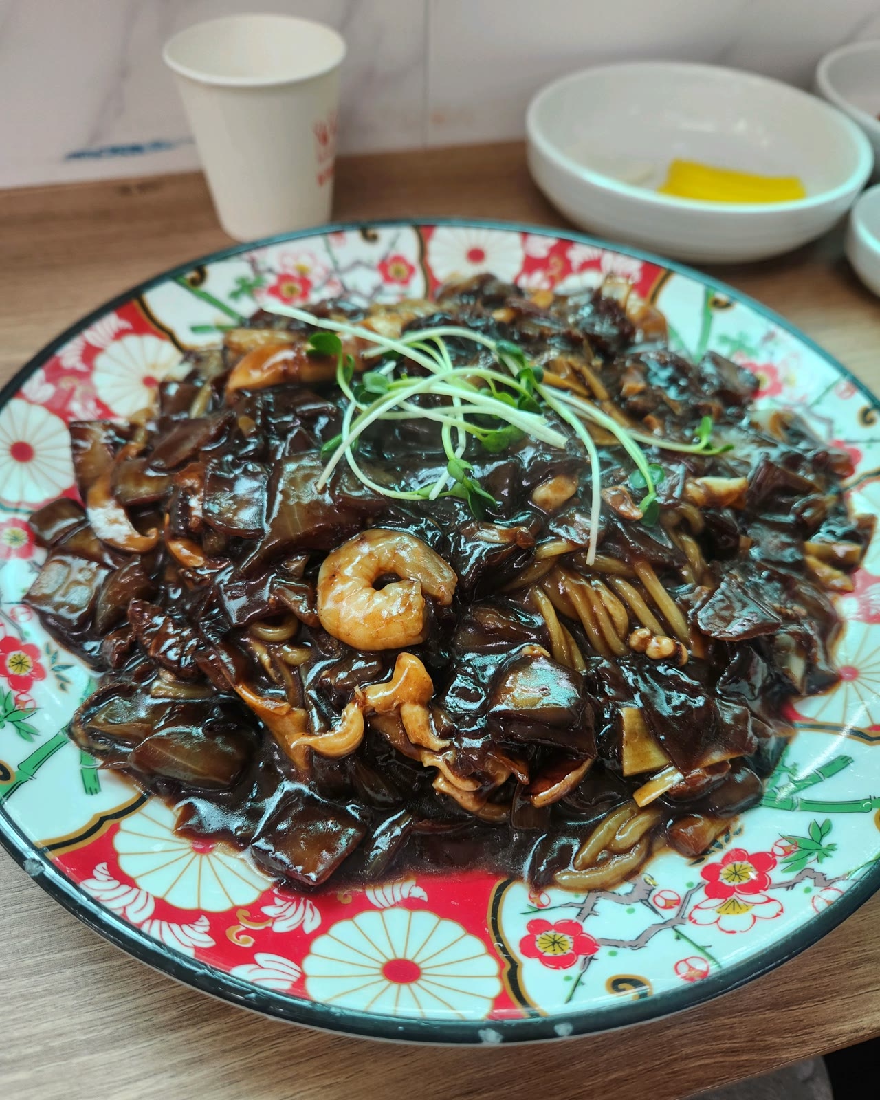 동산반점 해물쟁반짜장, 새우와 해물, 야채가 듬뿍 올라간 쟁반짜장