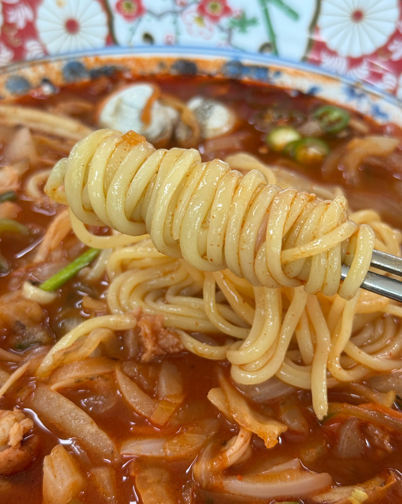동산반점 짬뽕 면 리프트, 젓가락으로 들어 올린 쫄깃한 면발과 빨간 국물