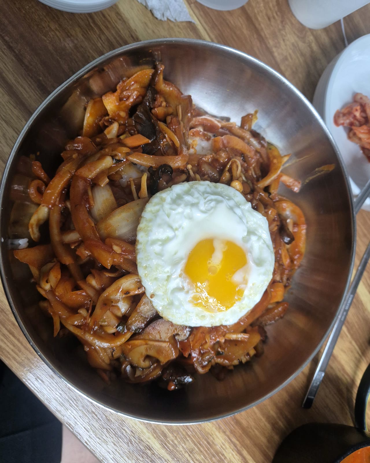 동산반점 중화비빔밥, 매콤한 소스에 볶은 고기와 야채 위에 계란후라이가 올라간 모습