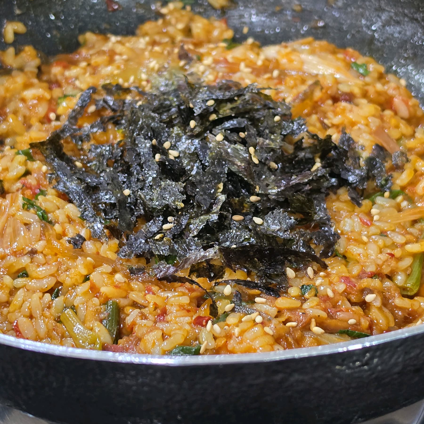 철판에 볶아 나온 볶음밥, 김가루와 깨가 올라간 모습