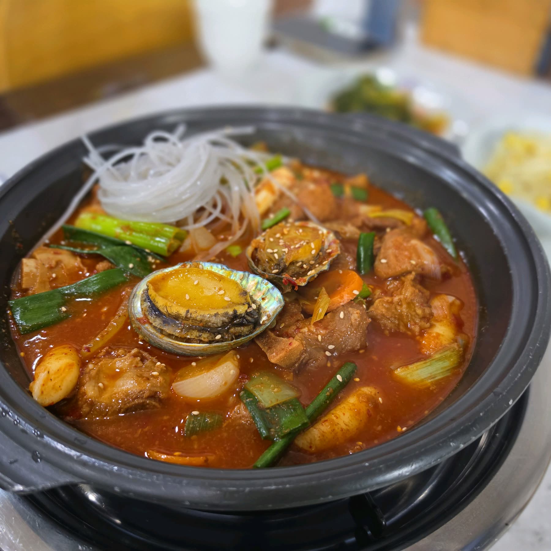 청양골송아지매운갈비찜 전복소갈비찜 뚝배기, 전복과 당면이 올라간 모습