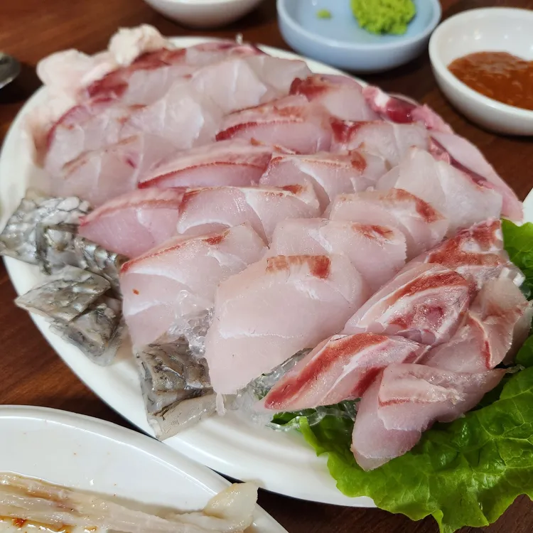 인천 신포동 민어횟집의 민어회 한 접시, 두툼하게 썬 민어회
