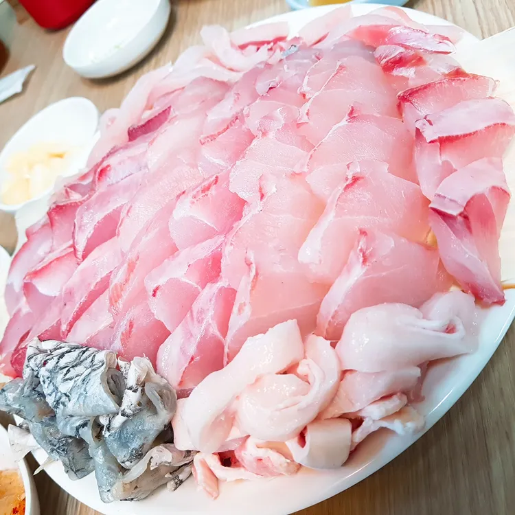 인천 신포동 민어횟집의 민어회 한 상, 큼직하게 차린 민어회 접시