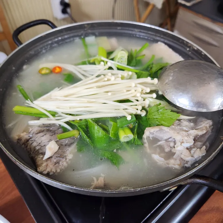 인천 신포동 민어횟집의 민어탕, 민어 뼈와 채소를 맑게 끓인 모습