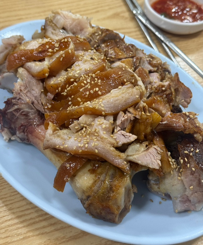 마포유가궁중족발 족발 대짜 클로즈업, 껍질과 속살이 두툼하게 썰린 족발이 접시에 쌓인 모습
