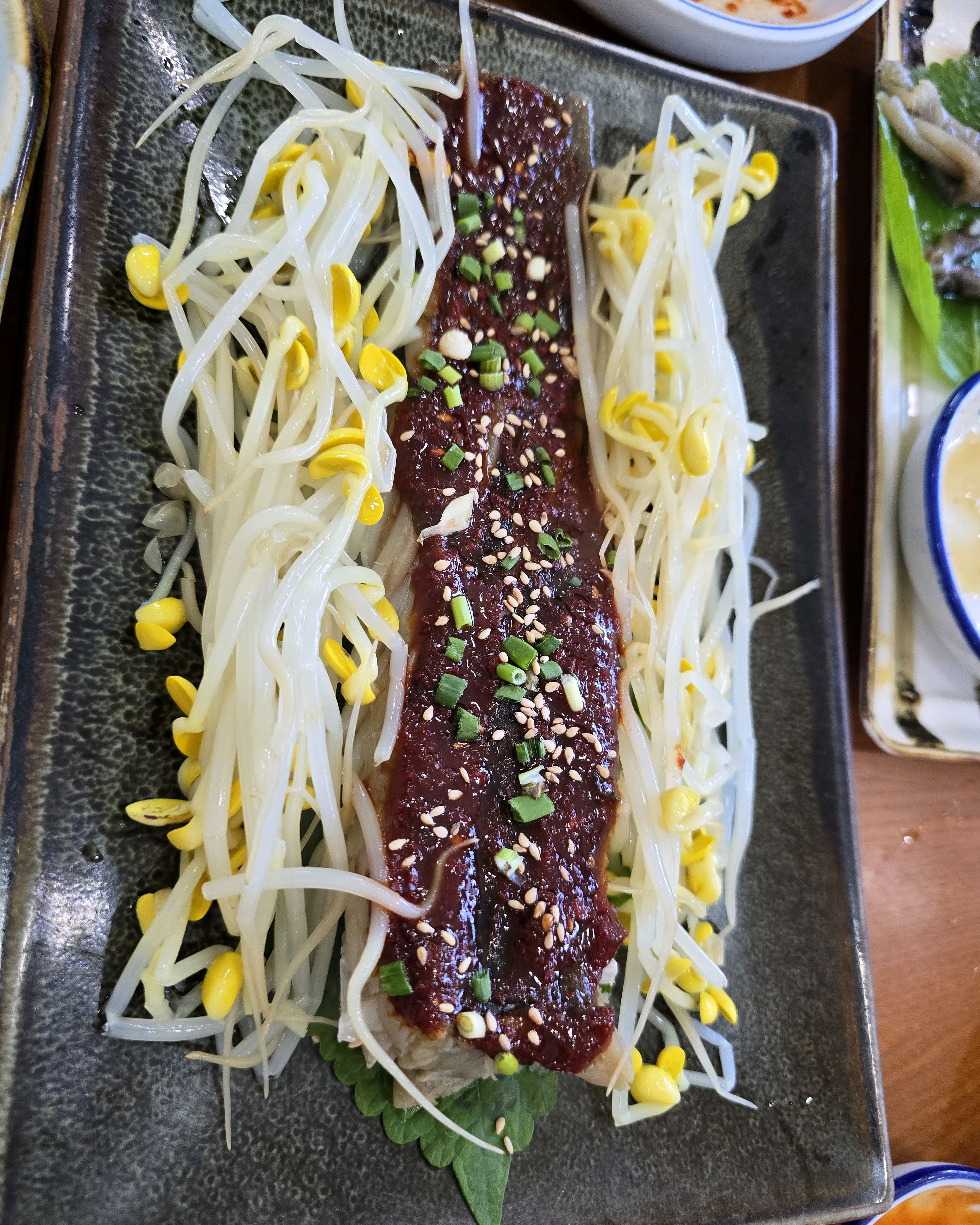 나주 홍어1번지 홍어찜, 콩나물 위에 빨간 양념을 얹어 쪄낸 모습