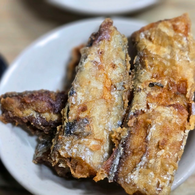 남대문 전주식당 방문객 상차림, 갈치조림과 반찬이 차려진 테이블