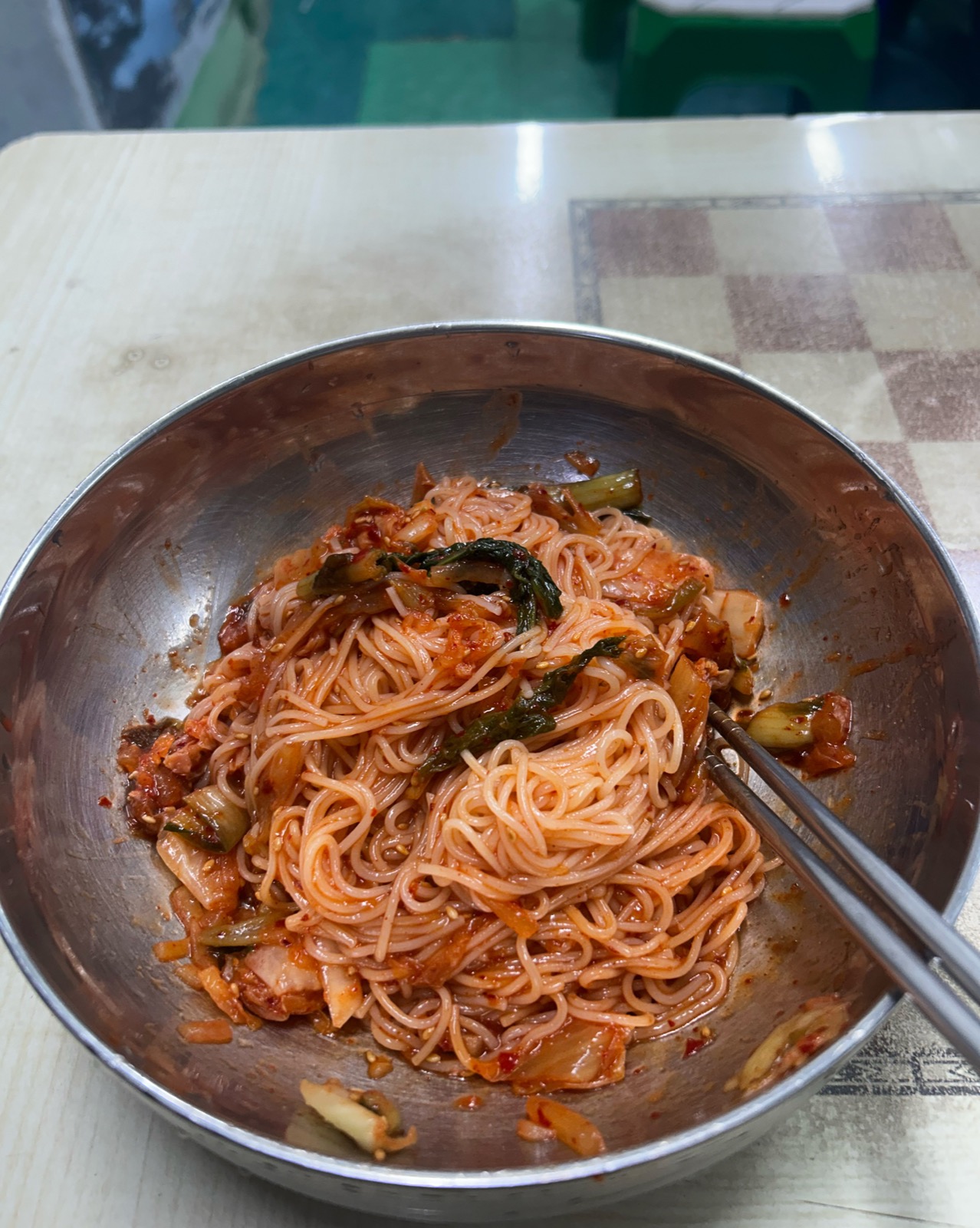 숭례분식 비빔국수, 김치가 듬뿍 올라간 매콤한 비빔국수