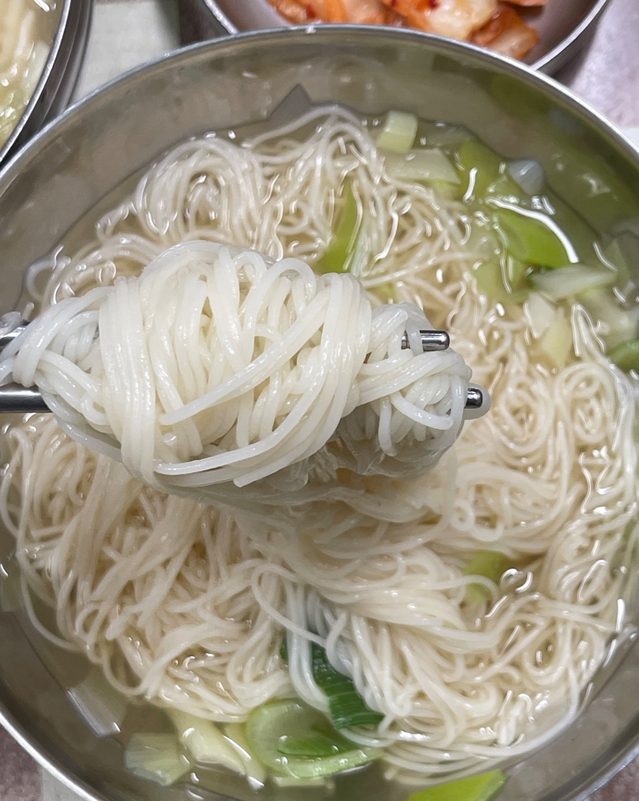숭례분식 잔치국수 면 리프트, 맑은 육수에서 건져 올린 소면