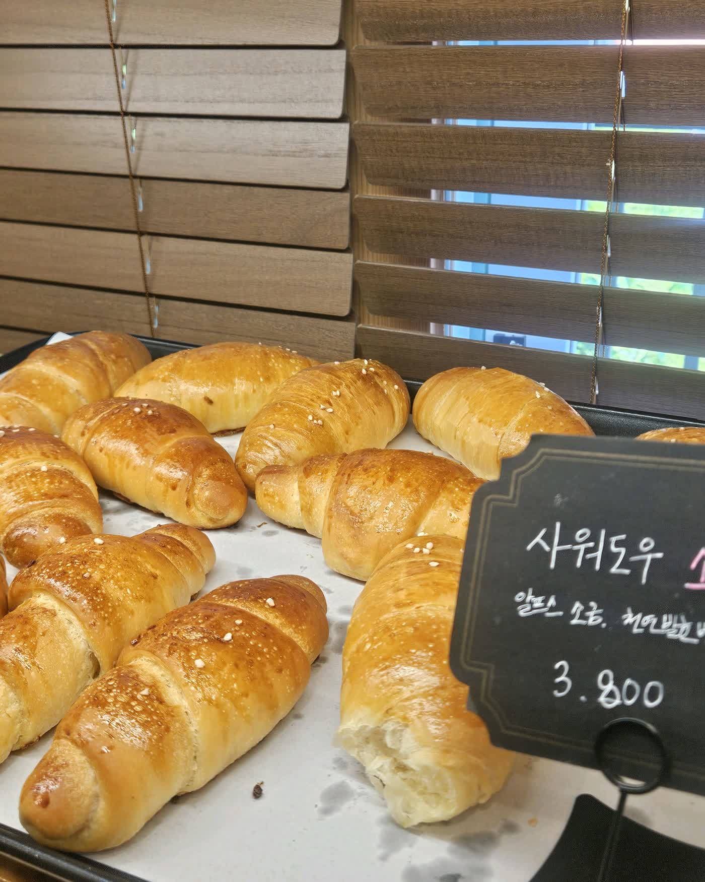 르뱅스타 독일빵집 사워도우 소금빵 트레이, 갓 구운 소금빵이 줄지어 놓인 매대