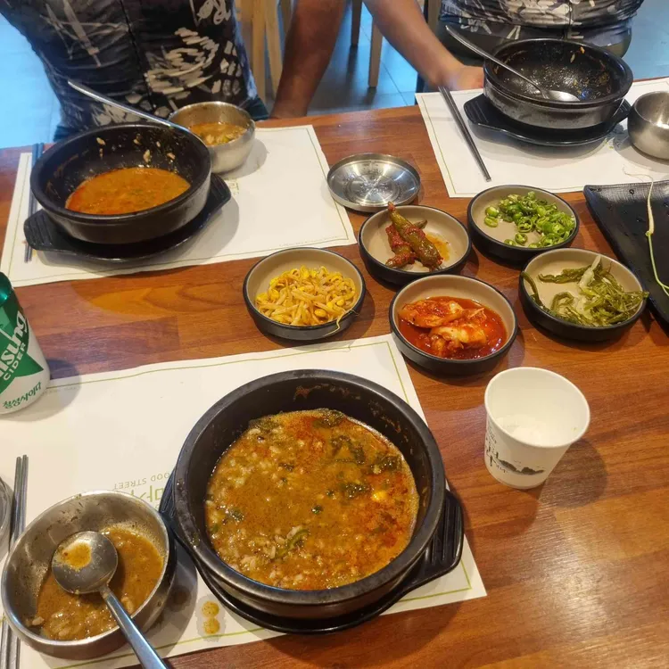 소씨네 흥부골남원추어탕의 추어탕 한 상, 곁들임 반찬이 깔린 모습