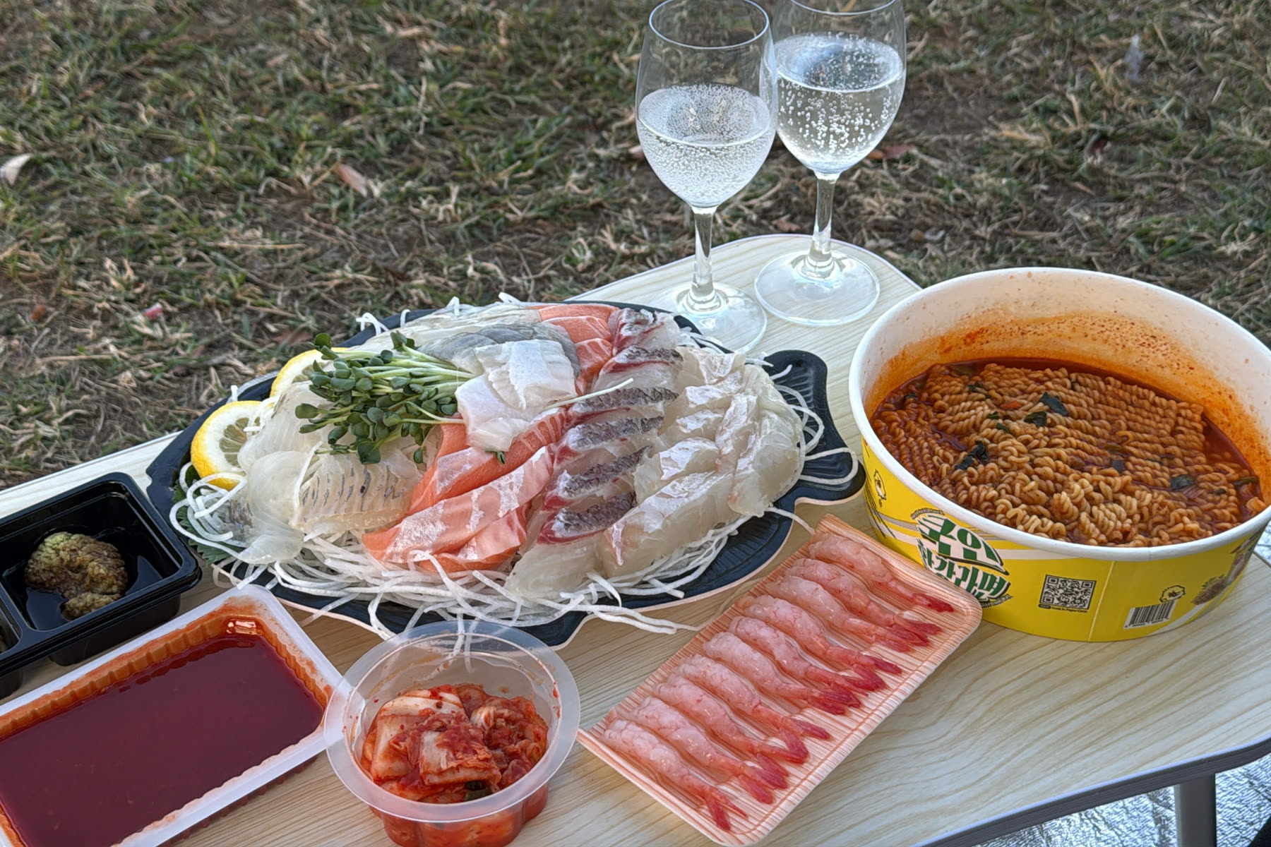 한강 잔디밭에 차린 강변상회 모둠회와 라면, 와인잔 피크닉 세팅