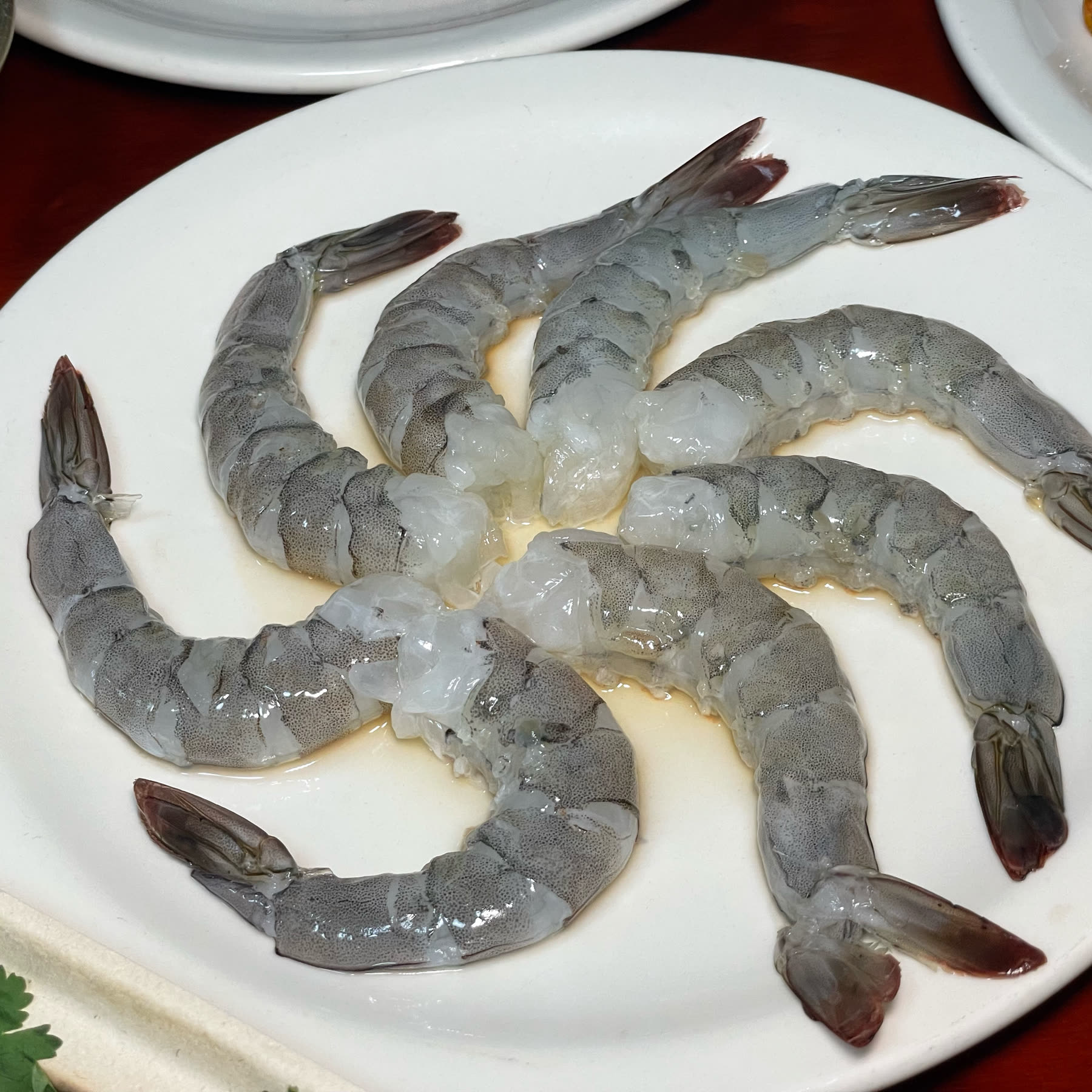 강변상회 생새우가 꽃 모양으로 담긴 접시