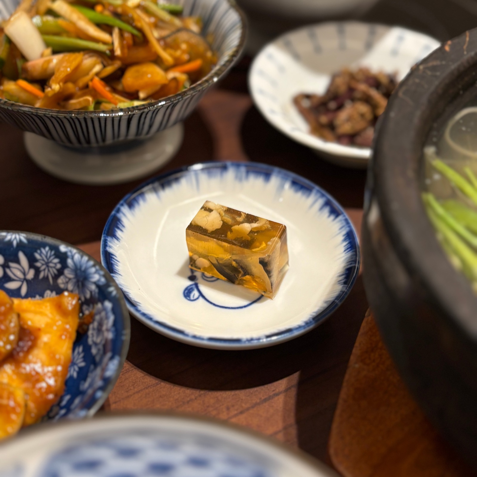 아카사카일식 니코고리와 전채 반찬 클로즈업, 투명한 복어 젤리 조림과 매콤한 강정 반찬이 그릇에 담긴 모습