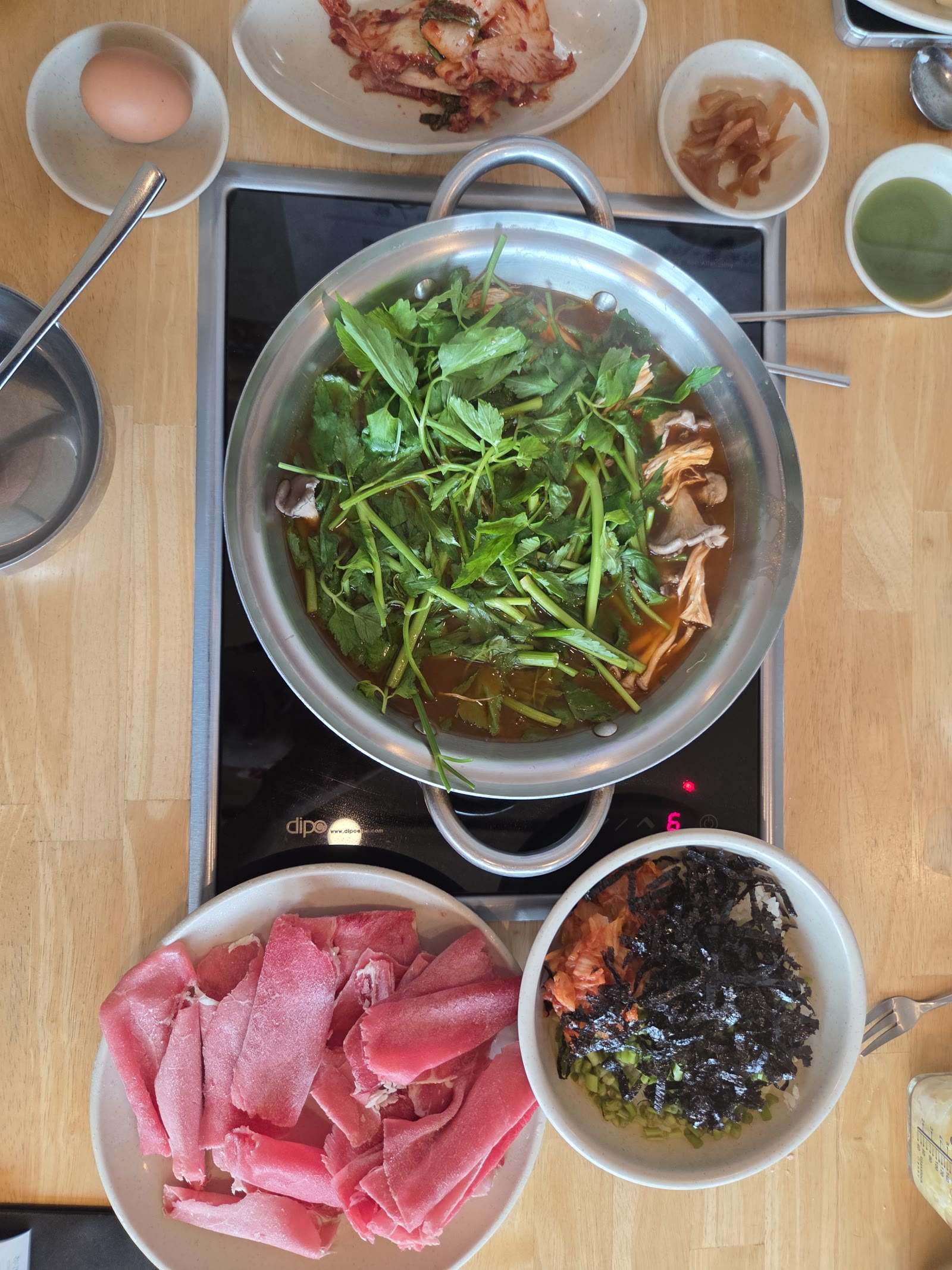 오월얼크니손칼국수 샤브칼국수 상차림 전경, 미나리와 버섯이 가득한 냄비와 생등심, 김가루 볶음밥 재료
