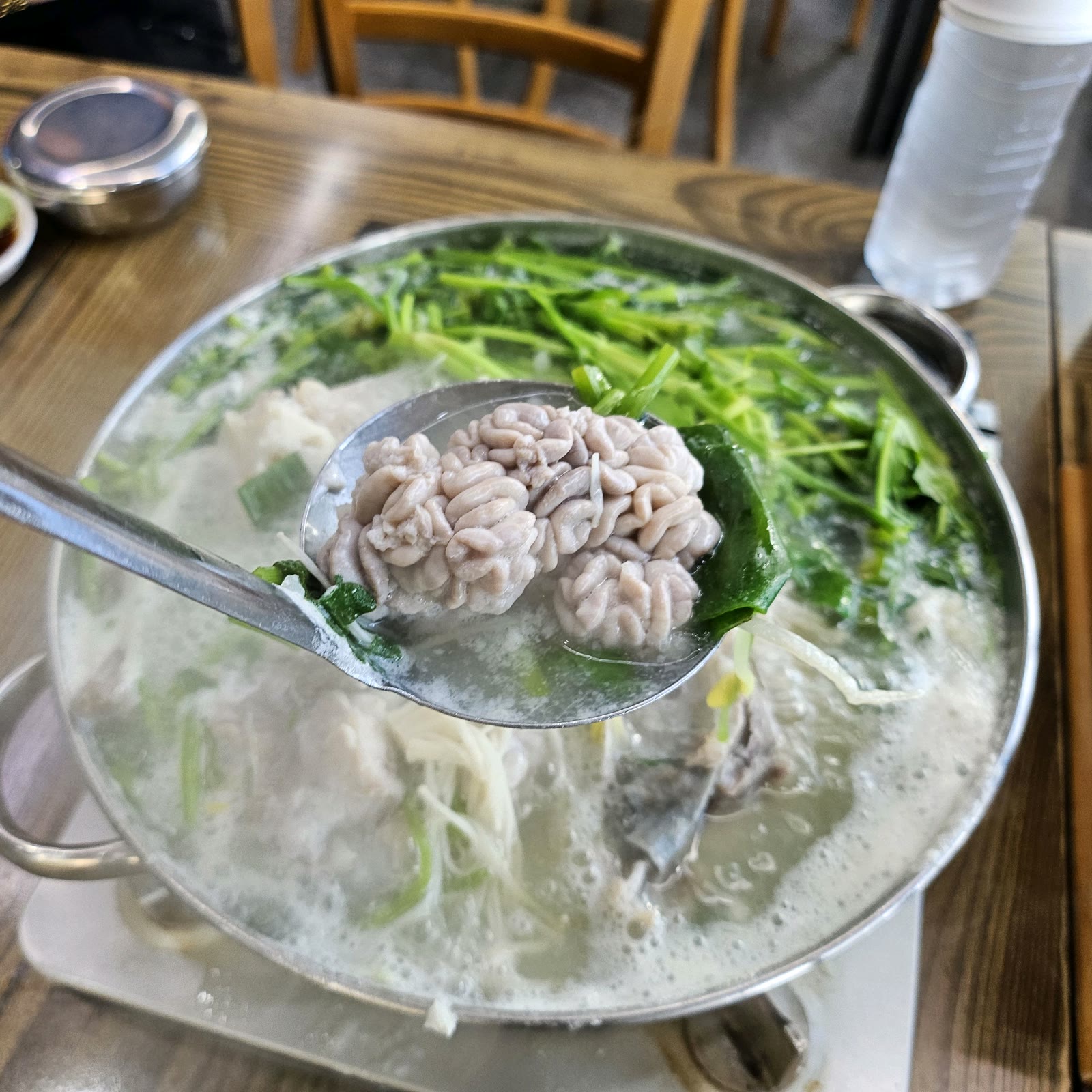 속초맛생대구탕 국자 위에 올린 뽀얀 곤이, 끓고 있는 맑은 생대구탕
