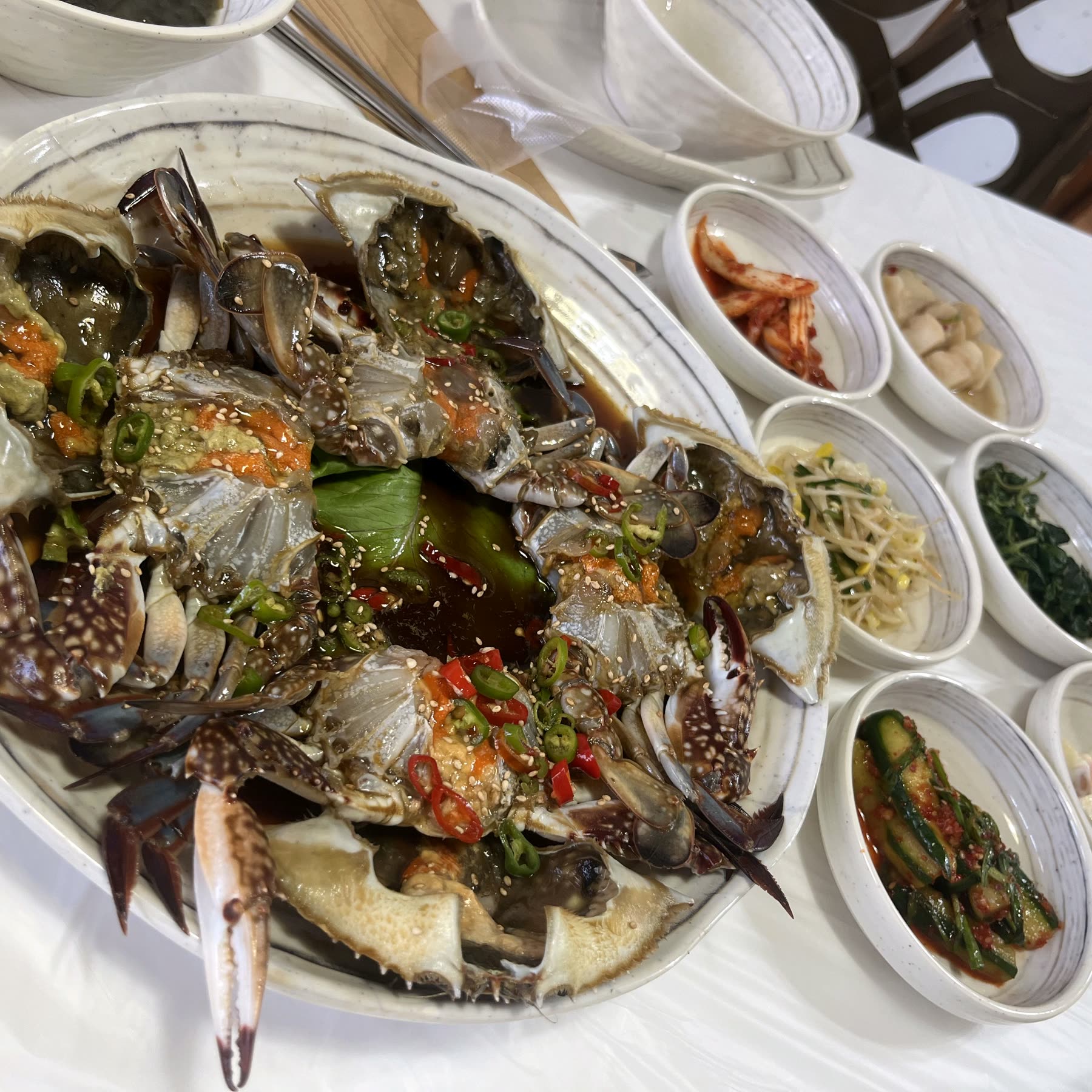 담 간장게장 큰 접시, 게 몸통마다 알과 내장이 차 있고 가운데 게딱지 양념장이 놓인 모습