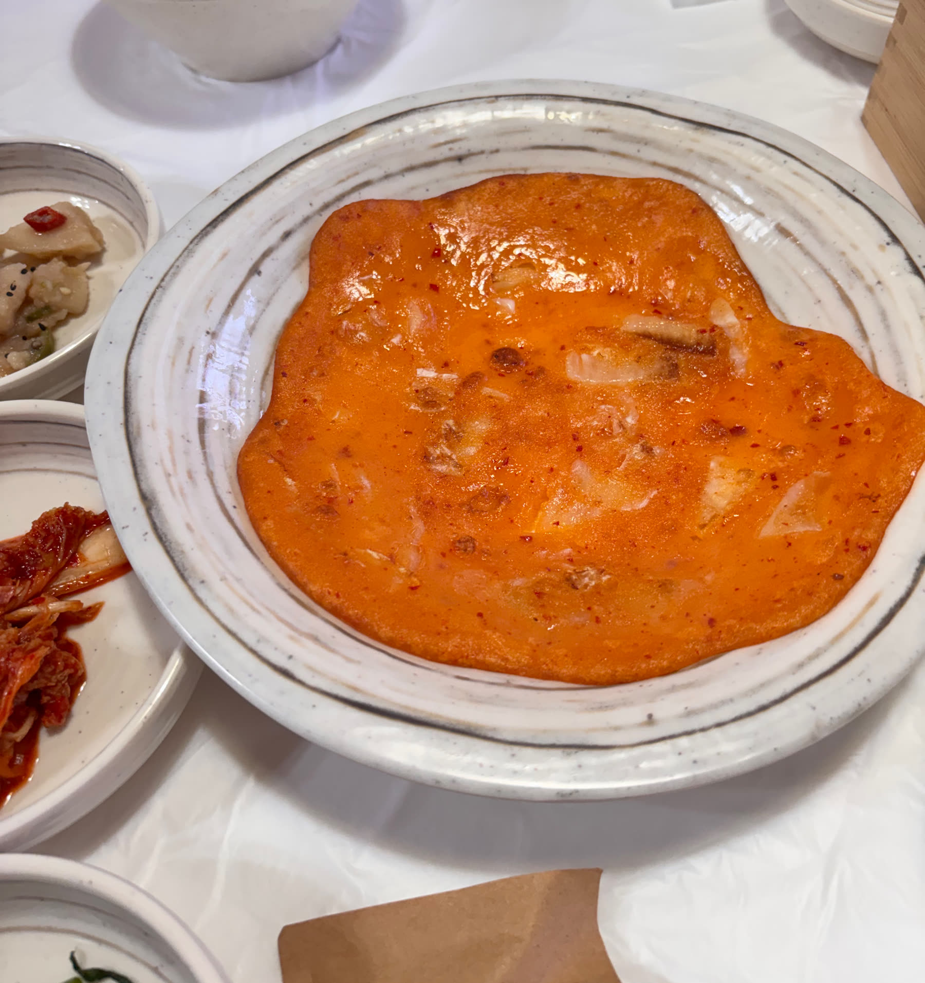 담 밑반찬 김치전, 얇고 넓게 부쳐 가장자리가 바삭해 보이는 김치전 한 장