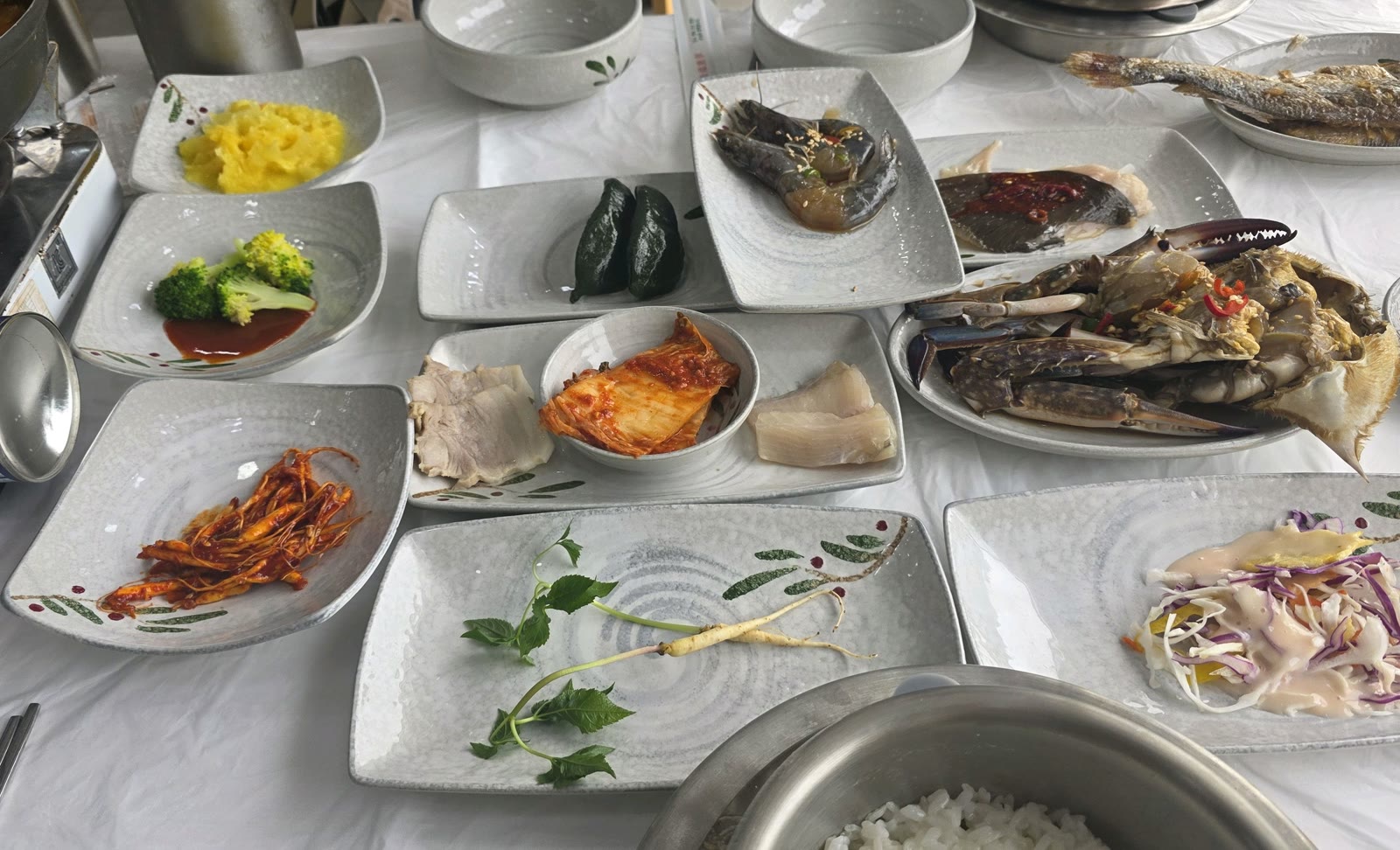 새우장, 가오리찜, 간장게장, 모싯잎송편 등 정갈하게 깔린 밑반찬들